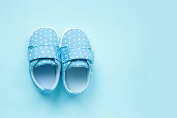Zapatos deportivos de mezclilla para niños para niños se coloca sobre fondo azul. Vista superior de cerca. concepto de ropa de bebé. — Foto de Stock