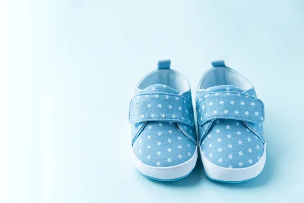Zapatos deportivos de mezclilla para niños para niños se coloca sobre fondo azul. Vista superior de cerca. concepto de ropa de bebé. — Foto de Stock