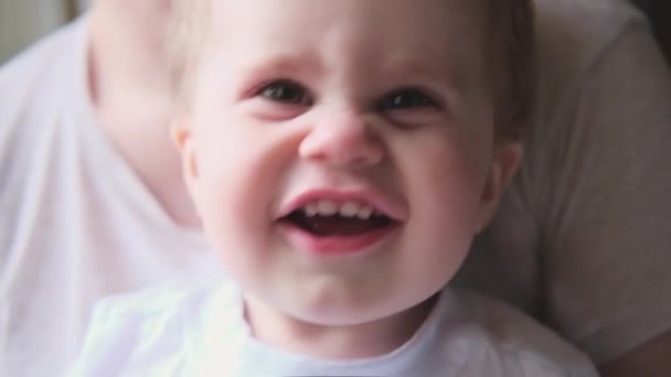 4k портрет милого маленького мальчика, улыбающегося в маминых руках — стоковое видео