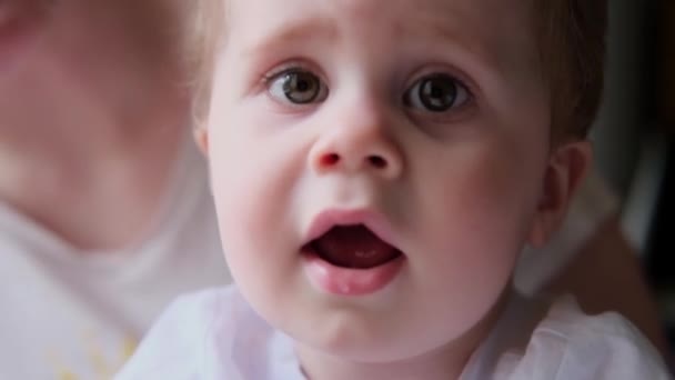 4k ritratto di carino bambino ragazzo sorridente in mamme mani — Video Stock