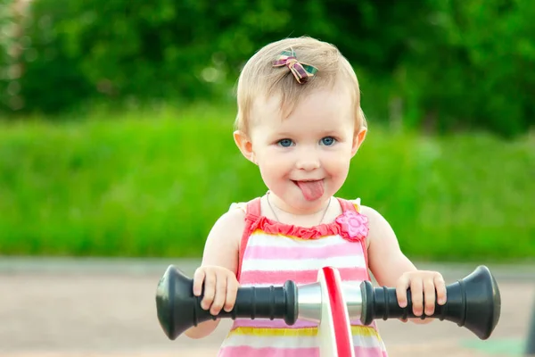웃으며 놀고 있는 작고 재미있는 여자 아이 가 놀이터에서 그네를 타고 있습니다. 공원 여름에 야외에서 행복 한아이. 복사 공간 — 스톡 사진