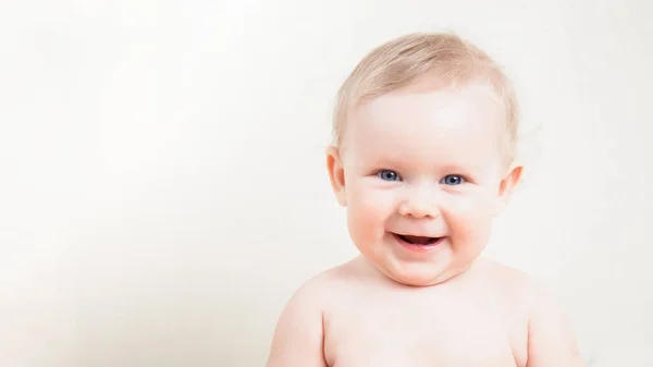 Portrét šťastné usměvavé holčičky na světle bílém pozadí — Stock fotografie