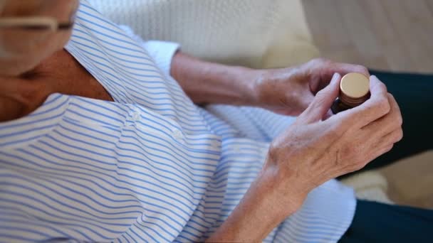 Vista de cerca desde arriba de la mujer adulta mayor sosteniendo píldoras analgésicas derramando una cápsula del frasco de medicamentos. anciana abuela tomando medicina. atención médica. concepto de tratamiento de farmacia. — Vídeos de Stock