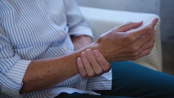 Primo piano di vecchie mani donna anziana massaggiare dal dolore articolare e sentirsi feriti. La nonna maggiore ha l'artrite reumatoide. Donna adulta anziana che tocca il polso. Artrosi. — Video Stock