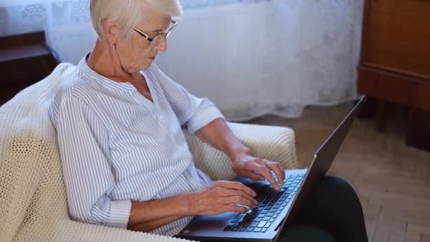 Felice anziana donna di mezza età sul computer portatile a lavorare sul lavoro d'ufficio. donna anziana digitando sul computer e acquista da shopping online. — Video Stock