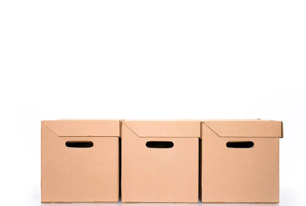 Zásobník balíků nebo lepenkových krabic na bílém pozadí s kopírovacím prostorem. lodní doprava a logistika. Koncept nakupování a doručování online. — Stock fotografie