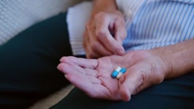 Yaşlı Kafkas kıdemli yetişkin kadın ellerinden ağrı kesici haplar alıyor. Yaşlı emeklinin elinde haplar var ve onları içiyor. Büyükanne sağlık hizmetleri. Eczane ve tedavi kavramı, görünümü kapatın
