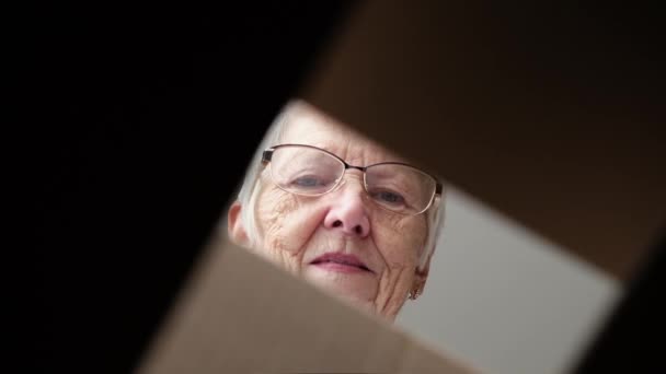 Feliz sorprendido viejo cliente senior mujer mantenga abierta la caja de paquetes. sonriendo anciana abuela cliente recibir post envío tienda en línea. concepto de entrega rápida. concepto de estilo de vida. — Vídeos de Stock