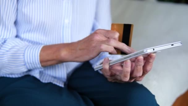 Femmes âgées mains gros plan à l'aide d'une tablette détenant une carte de crédit acheter sur Internet. Effectuer des paiements, profiter d'un transfert d'argent instantané facile. Achetez à distance à domicile livraison rapide de confort. concept de services — Video