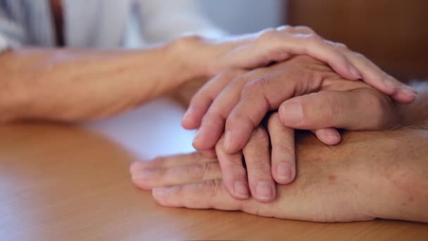 Vårda äldre mormor fru hålla hand senior morfar make ge empati vård kärlek. stödja gamla gifta morföräldrar par tillsammans. man och kvinna förståelse koncept, närbild. Långsamma rörelser — Stockvideo