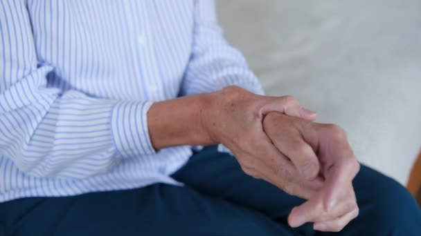 Åldrad kvinna känner smärta i handen, har inflammation i lederna reumatoid artrit. Äldre mormor masserar handlidande. vuxen dam röra handleden känsla ont Närbild. Artros — Stockvideo