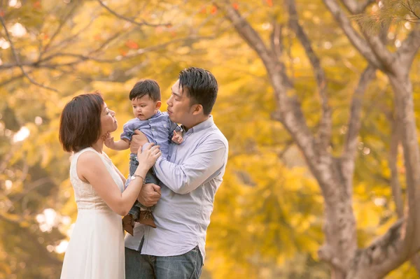 Asiático joven familia tener divertido al aire libre en otoño — Foto de Stock