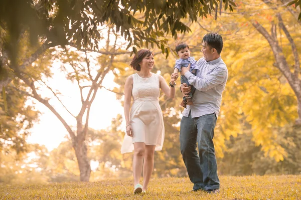 Asiático joven familia tener divertido al aire libre en otoño — Foto de Stock