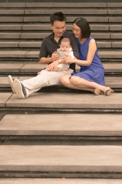 oğlu ile Çinli aile