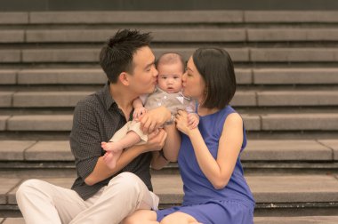 oğlu ile Çinli aile