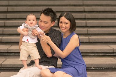 oğlu ile Çinli aile