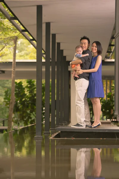 Familia china con hijo — Foto de Stock