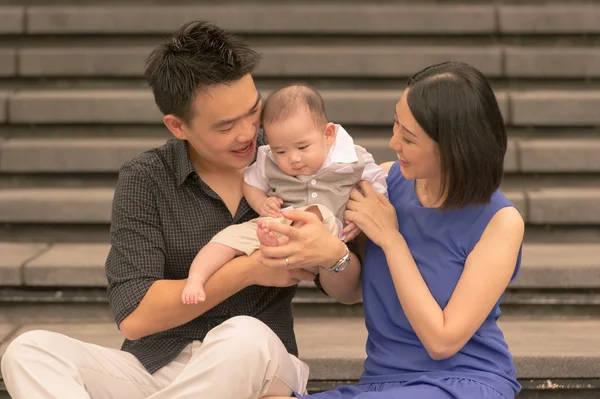 Chinese familie met zoon — Zdjęcie stockowe