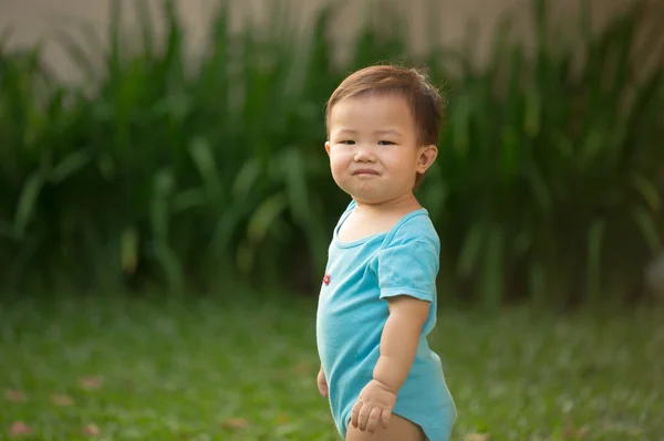 Летний Китайский Азиатский Мальчик Развлекается Голубых Ромперах — стоковое фото