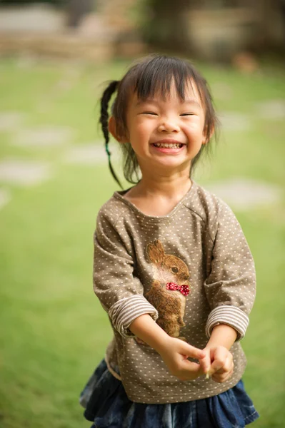 Asiatisk Kinesisk Flicka Som Leker Trädgård — Stockfoto