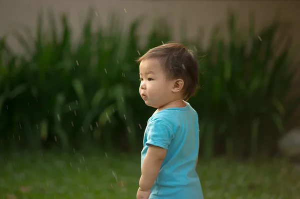 Yaşındaki Çinli Asyalı Çocuk Mavi Tulumlardan Eğleniyor — Stok fotoğraf