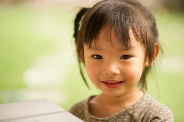 Asiatisk Kinesisk Flicka Som Leker Trädgård — Stockfoto