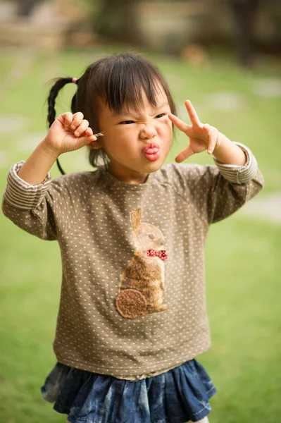 Asiatisk Kinesisk Flicka Som Leker Trädgård — Stockfoto