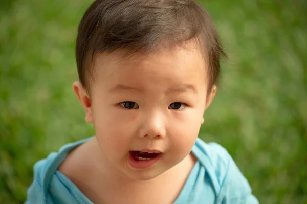 Yaşındaki Çinli Asyalı Çocuk Mavi Tulumlardan Eğleniyor — Stok fotoğraf