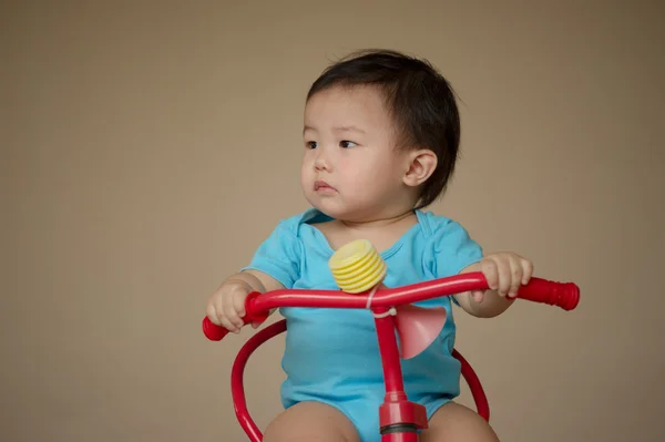 Yaşındaki Çinli Çocuk Kırmızı Bisiklet Tulumlardan Sürme — Stok fotoğraf