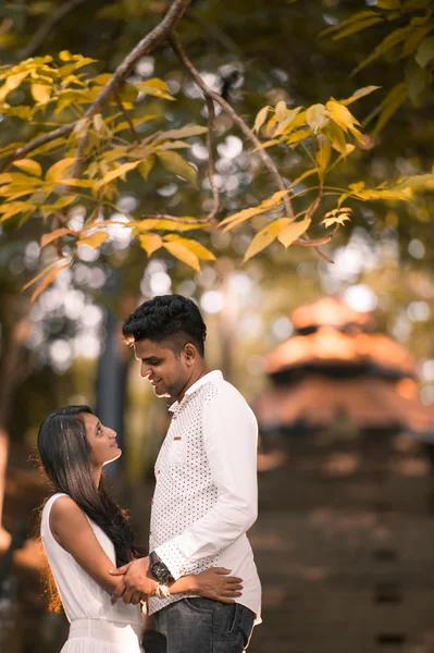 Romantico Incontri Coppia Indiana Divertendosi Parco — Foto Stock