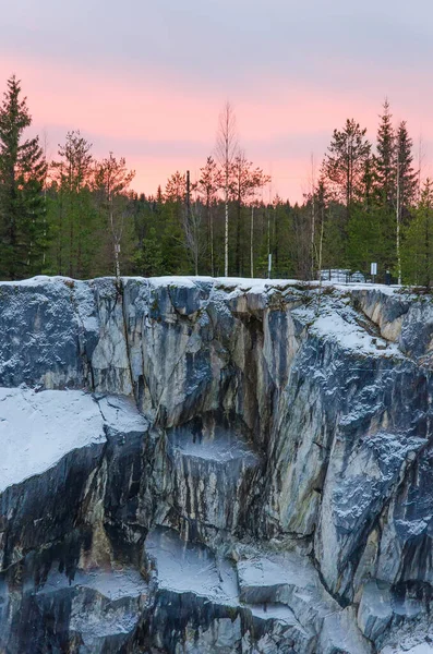 ロシアのランドマーク ロシアの山公園 大理石の山の岩の採石場の冬の風景 カレリア — ストック写真