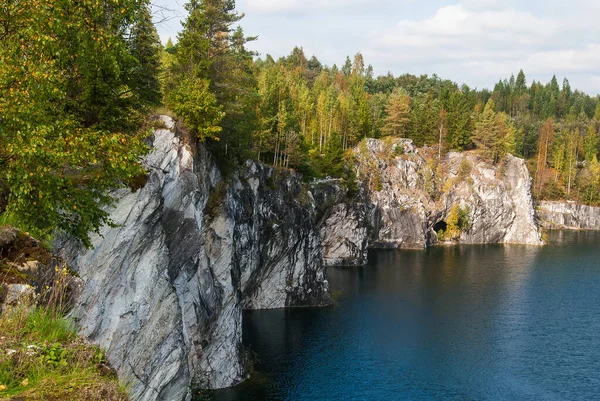 ロシアのランドマーク ロシアの山公園 大理石の山の岩の採石場の風景 カレリア — ストック写真