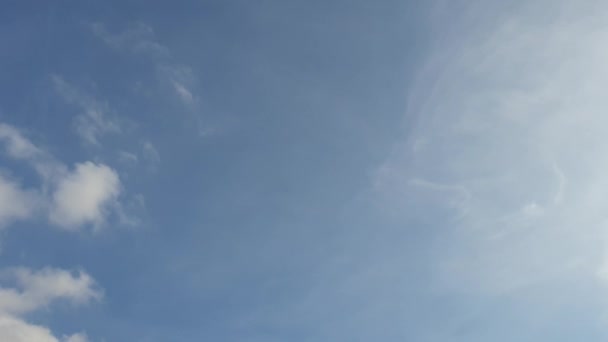 雲の背景を持つ高速移動する美しい青空の4K時間の経過空雲の天気自然雲の青空雲と太陽と青い空 — ストック動画