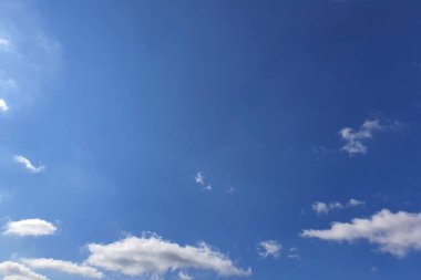 Mavi gökyüzü arka planında beyaz bulutlar, tasarım elementleri