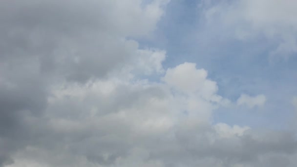 Weiße Wolken Verschwinden Der Heißen Sonne Blauen Himmel Zeitraffer Bewegungswolken — Stockvideo