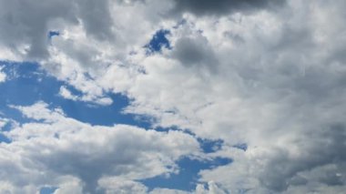 Bulutlarla kaplı güzel mavi bir gökyüzü. Gökyüzü bulutlu doğa. Bulutlu ve güneşli mavi gökyüzü