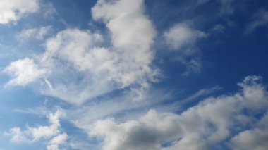 Bulutlarla kaplı güzel mavi bir gökyüzü. Gökyüzü bulutlu doğa. Bulutlu ve güneşli mavi gökyüzü
