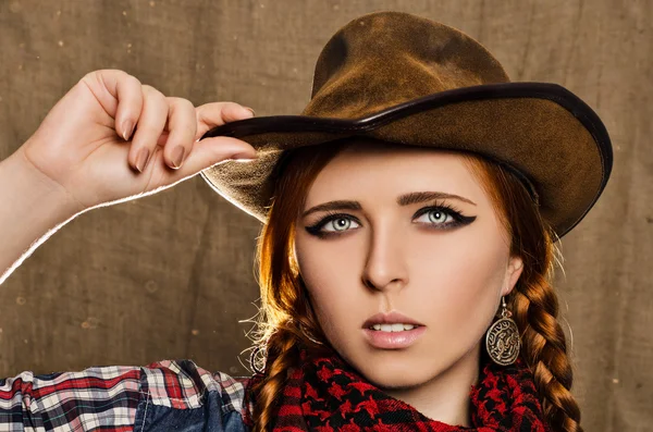 아름 다운 빨간 머리 소녀 카우보이 모자에의 초상화 — 스톡 사진