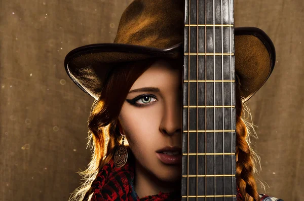 Ritratto di una bella ragazza con chitarra in stile country Foto Stock