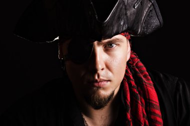 Genç korsan kameraya bakıyor