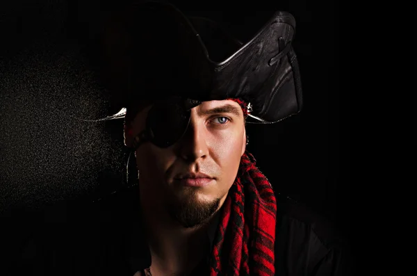 Jovem pirata olhando para a distância — Fotografia de Stock