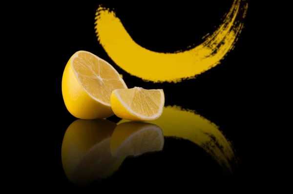 Soyut sarı karalama ve yansımasını siyah bir zemin üzerine limon