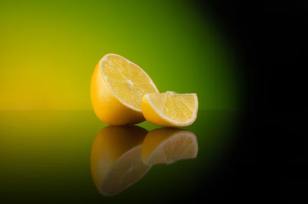 Компонування лимонів на зеленому тлі з градієнтом і відображенням — стокове фото
