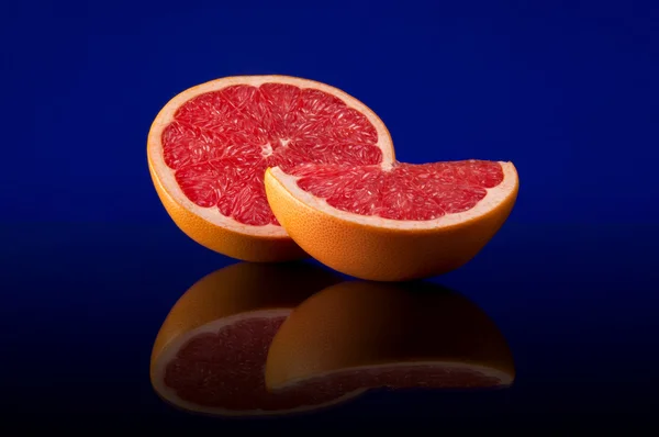 Grapefruit pe un fundal abstract luminos cu reflecție — Fotografie, imagine de stoc