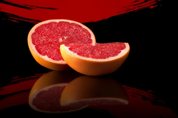 Grapefruit pe un fundal abstract luminos cu reflecție — Fotografie, imagine de stoc