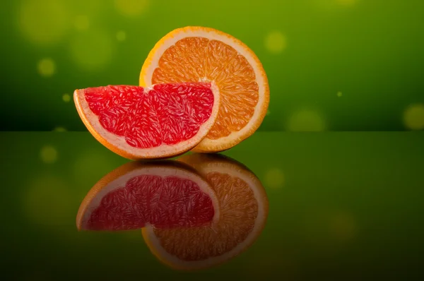 Fatias de laranja e toranja — Fotografia de Stock