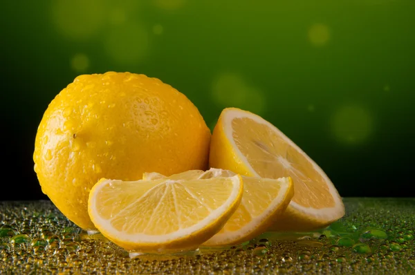 Limon suyu damla benekli yeşil arka plan üzerinde