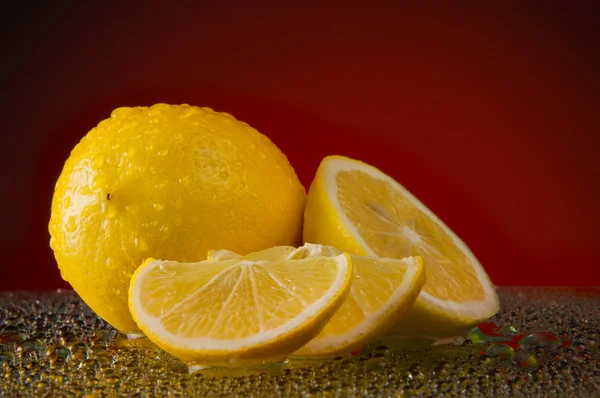 빨간색 배경에 물 방울에 레몬 스톡 이미지