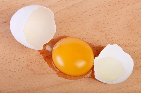 Broken raw egg on a cutting board — Stock Photo, Image