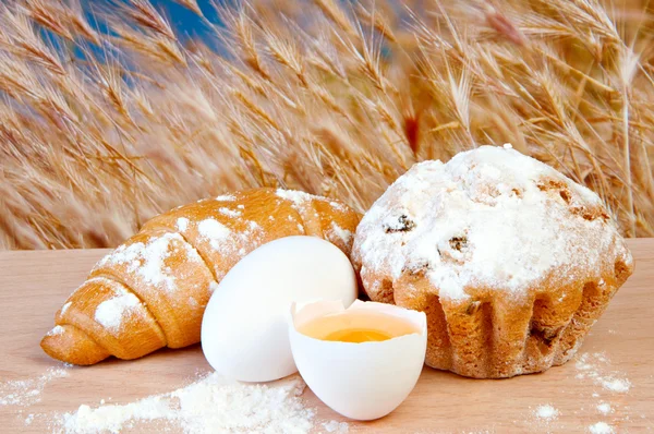 Eggs and fresh pastries — Stock Photo, Image